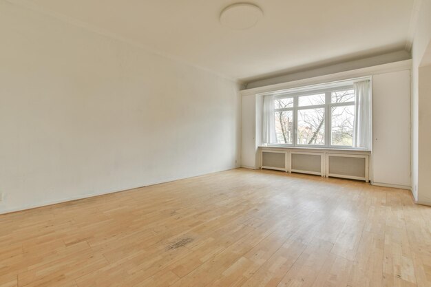 Leeg kamer met raam en radiator