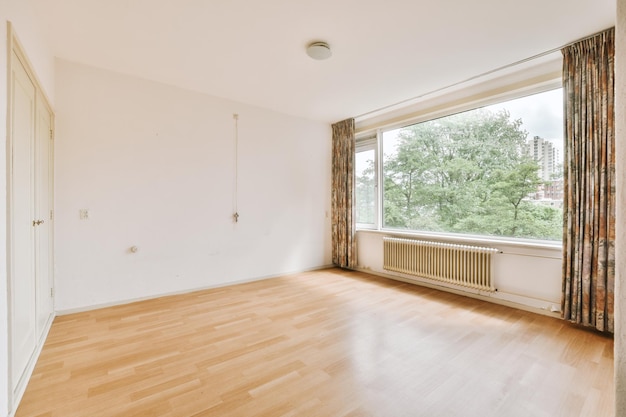 Leeg kamer met raam en radiator
