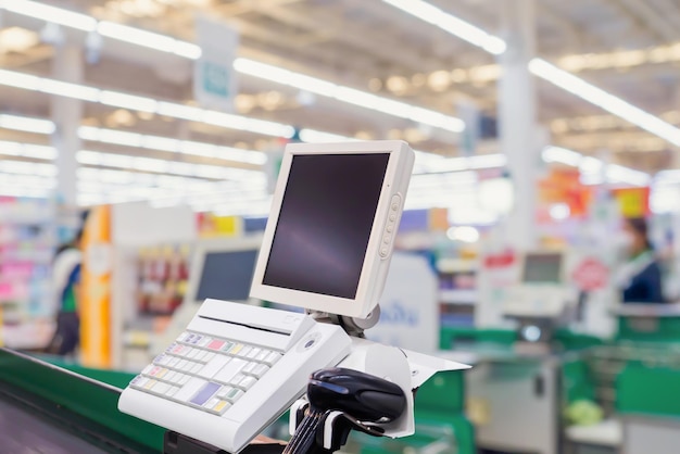 Leeg kassa met terminal in een supermarkt