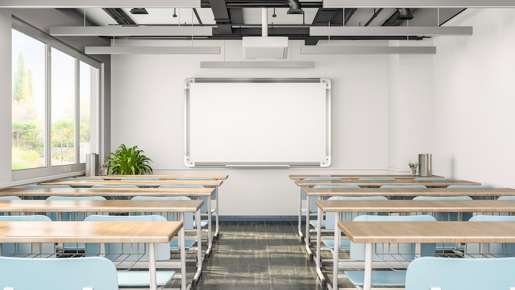 Foto leeg klaslokaal of presentatieruimte interieur met bureaus, stoelen en whiteboard