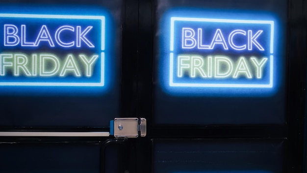 Leeg kledingwinkel met labels voor Black Friday evenement stijlvolle modieuze artikelen en accessoires tegen gereduceerde prijzen Kledingwinkel versierd met gloeiende borden en banners