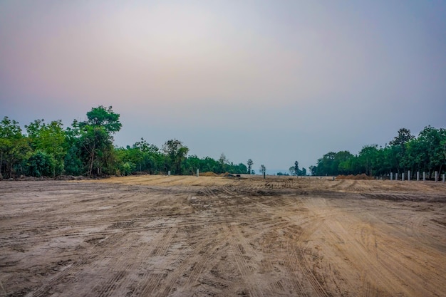 Leeg land in de buurt van bos, Thailand