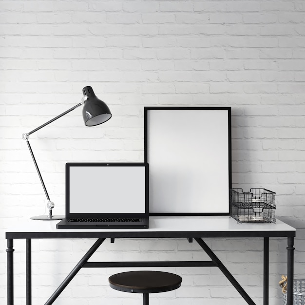 Leeg Laptop scherm en Frame Mockup op tafel met decoratie