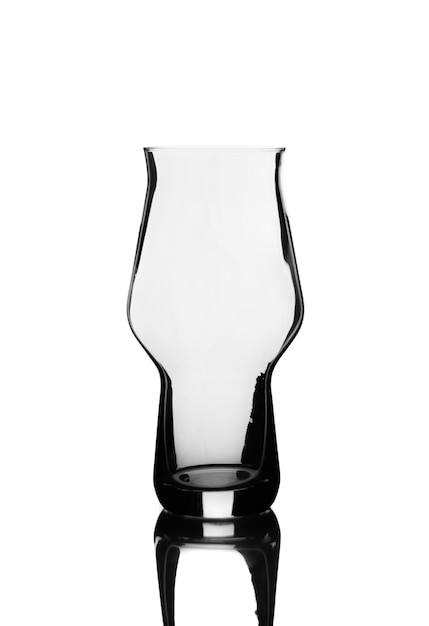 Foto leeg modern bierglas en reflectie geïsoleerd op wit