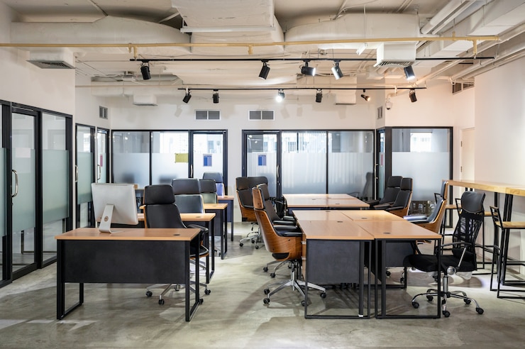 Foto leeg modern kantoor met bureau en stoel tijdelijk gesloten