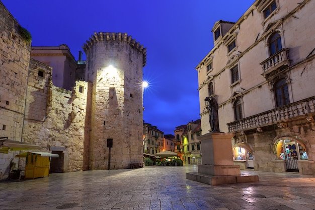 Leeg nachtfruitplein en Venetiaanse toren in het gedeelte van het paleis van Diocletianus van de middeleeuwse oude stad Split, Kroatië
