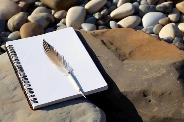 Leeg notitieboek op kiezelstenen op het strand met penveer