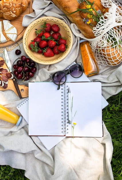 Leeg open notitieblok Zomerpapiermodel op de achtergrond van heldere picknick