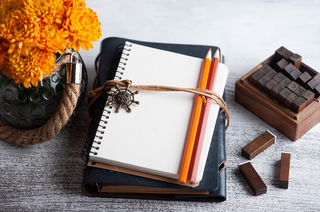 Leeg open notitieboekje en oranje chrysantenbloemen