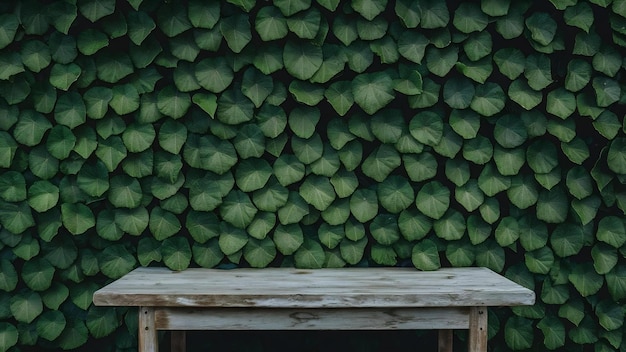 Leeg oude houten tafel met groene bladeren muur