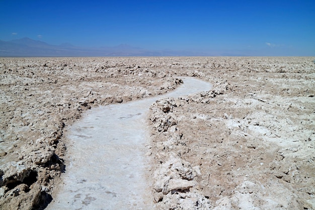 Leeg pad tussen de verbazingwekkende Chileense zoutvlakte Salar de Atacama in Noord-Chili