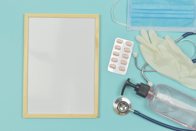 leeg papier met medische benodigdheden op blauw