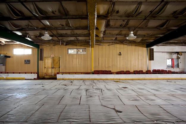 Foto leeg parkeerterrein in een verlaten gebouw