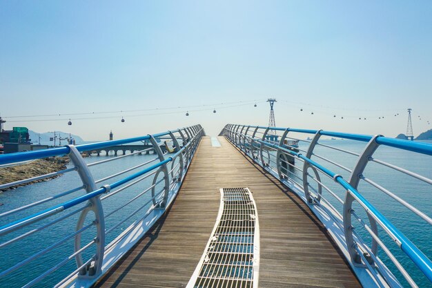 Leeg pier tegen een heldere blauwe hemel