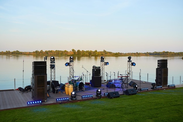 Leeg podium voor het concert aan de rivier