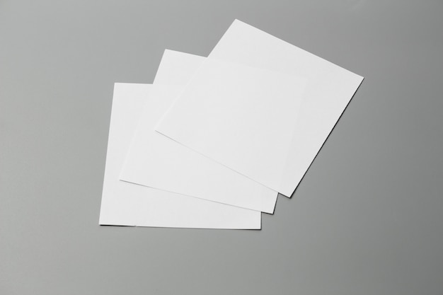 Leeg portret mock-up papier. brochure tijdschrift geïsoleerd op grijs, veranderlijk achtergrond