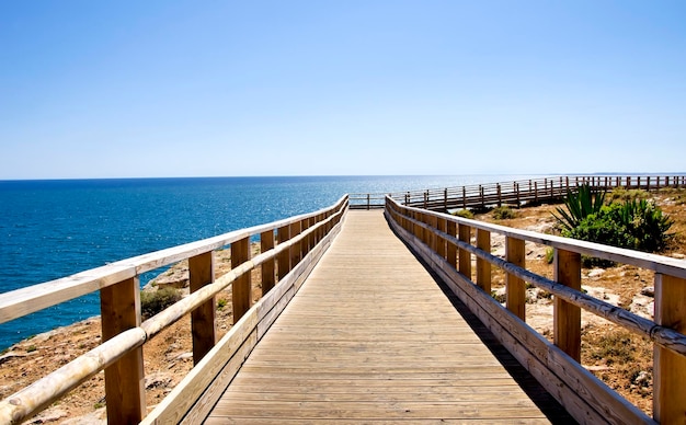 Leeg promenade bij de zee tegen een heldere blauwe lucht