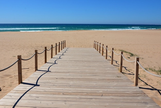 Leeg promenade op het strand tegen een heldere lucht