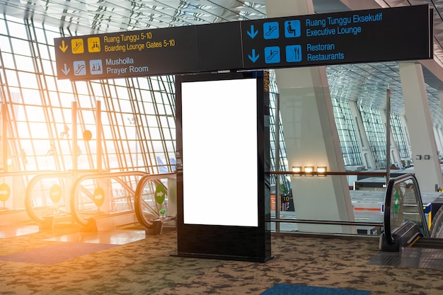 Leeg reclameaanplakbord bij luchthaven grote LCD reclame als achtergrond