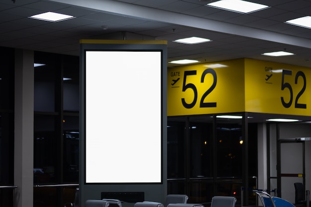 Leeg reclameaanplakbord bij luchthaven.