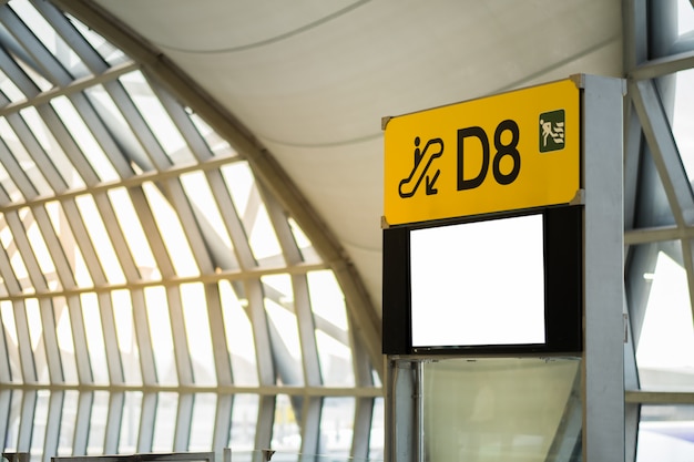 Leeg reclameaanplakbord bij luchthaven.