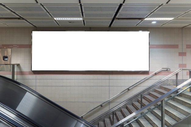 Foto leeg reclamebord gelegen in de ondergrondse hal of metro voor reclame