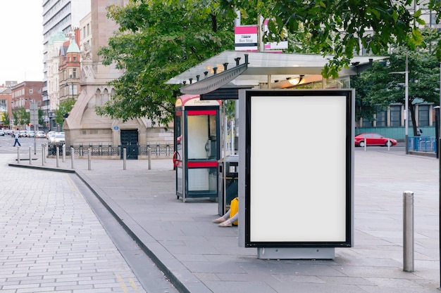 Leeg reclamebord in een bushalte