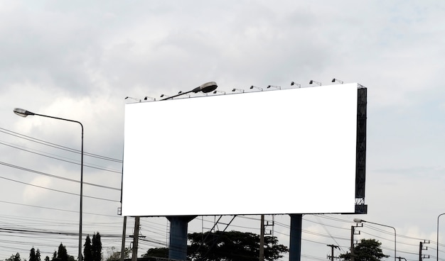 Leeg reclamebord op blauwe hemelachtergrond voor nieuwe advertentie