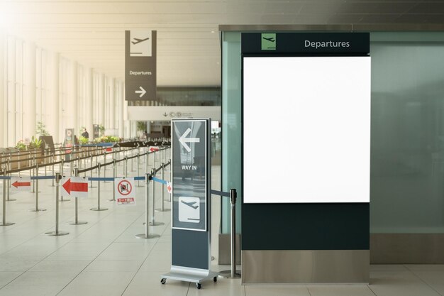 Leeg reclamebord op de luchthaven