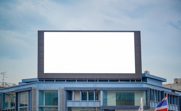 Leeg reclamebord op de weg