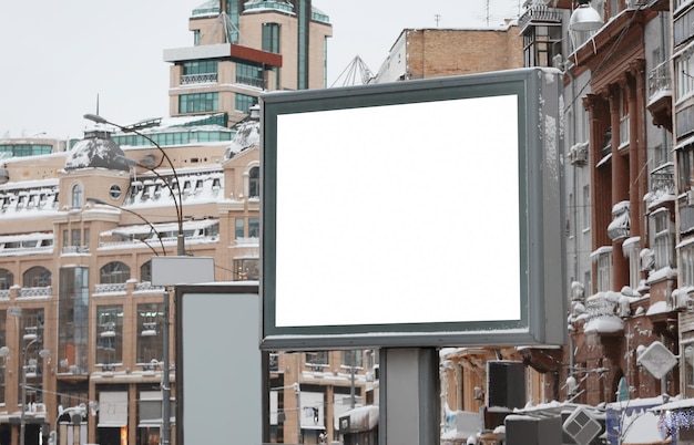 Leeg reclamebord op stadsstraat