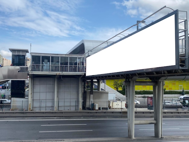 Leeg reclamebord op viaduct