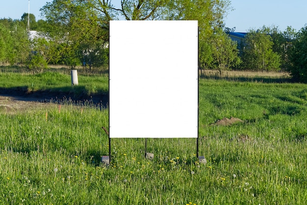 Foto leeg reclamebord voor buitenreclame op een achtergrond van groene natuur