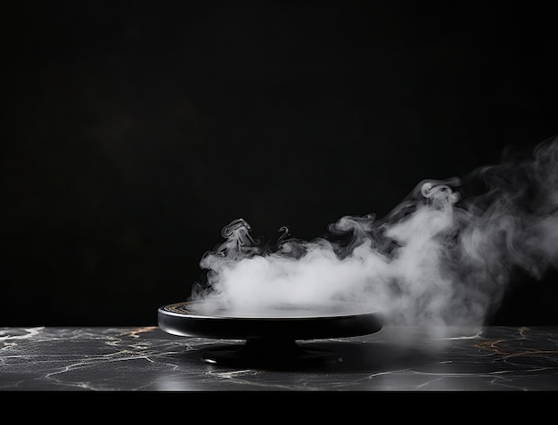 Leeg rond zwart podium met rook op marmeren platform met zwarte achtergrond voor productweergave