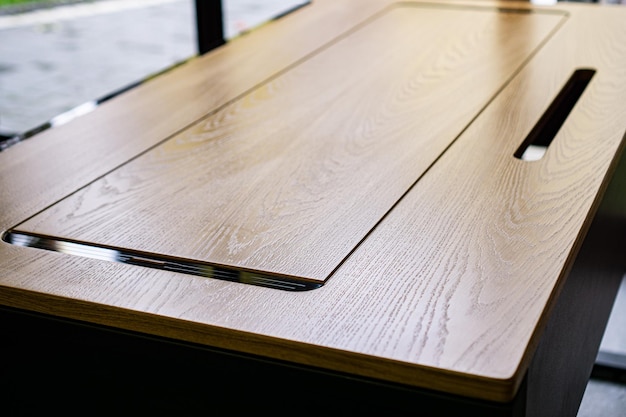 Leeg ruw houten tafelblad in de donkere kamer