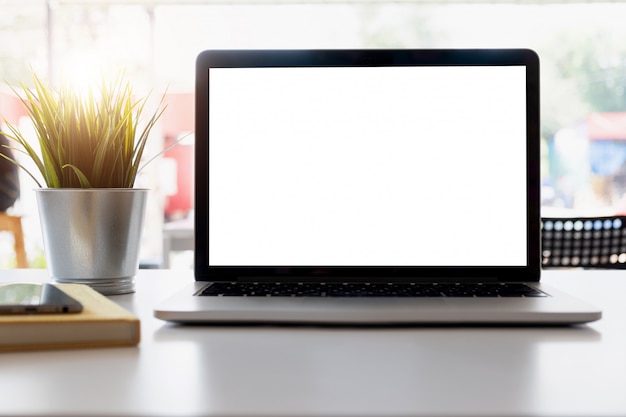 Leeg scherm Laptop computer en poster werkruimte achtergrond in moderne kantoor