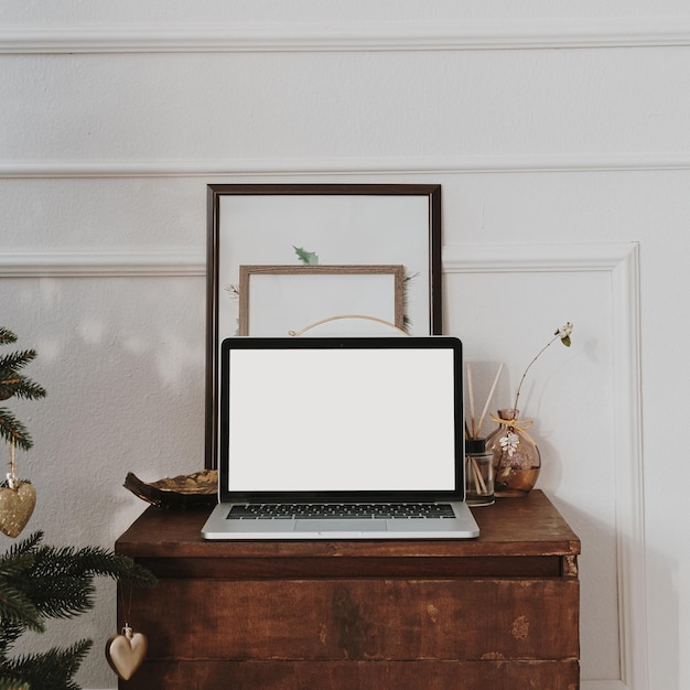 Leeg scherm laptop sjabloon met kopie ruimte Thuiskantoor bureau tafel werkruimte Modern Scandinavisch interieur versierd met kerstboom