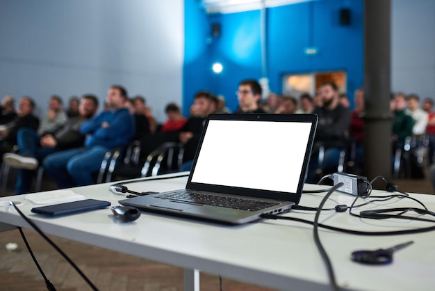 Leeg scherm laptopcomputer met wazige mensen op een achtergrond