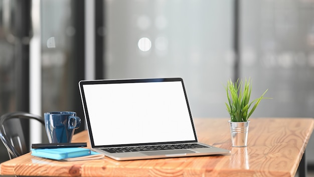 Leeg scherm laptopcomputer op houten tafel.