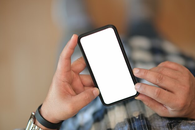 Leeg scherm mobiele telefoon voor grafische weergave montage in handen van de mens