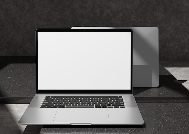 Leeg scherm op laptop op betonnen gipstafel