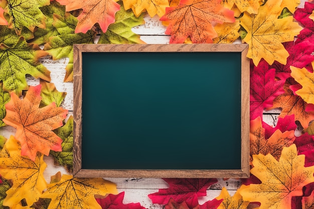 leeg scherm schoolbord op herfst blad textuur achtergrond met gratis exemplaar ruimte voor uw