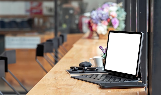 Leeg scherm tablet en gadget op houten aanrechttafel in café.