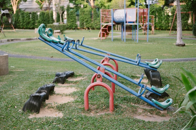 Foto leeg schommel in het park.