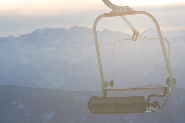 Leeg skilift over bergen bij mistig weer