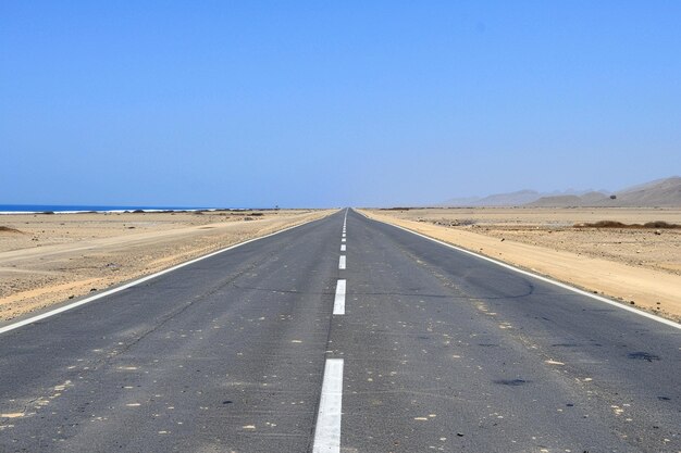 Leeg snelweg in de woestijn