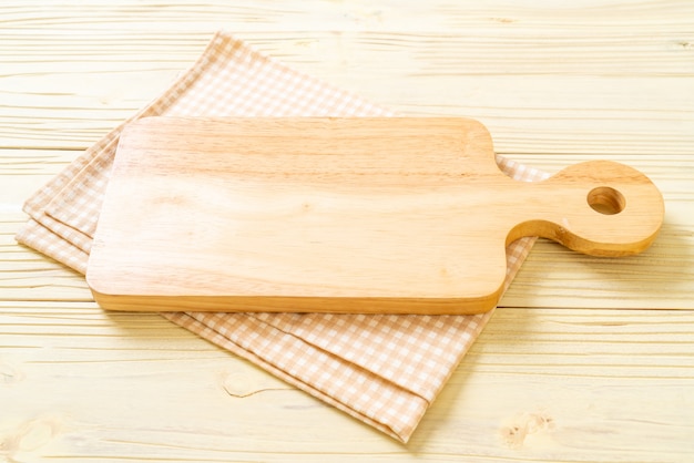 leeg snijden houten bord met keukendoek