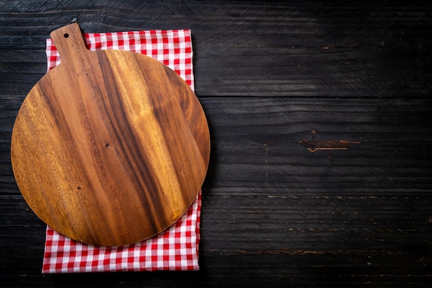 leeg snijden houten bord met keukendoek