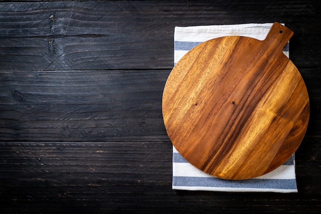 leeg snijden houten bord met keukendoek