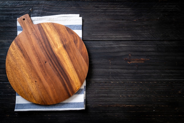 leeg snijden houten bord met keukendoek